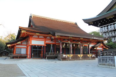 The autumnal leaves of Yasaka-shrine.